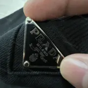 PRA 23FW 素色簡約 三角標小logo 鐵牌 大學T圓領衛衣長袖：圖片 12