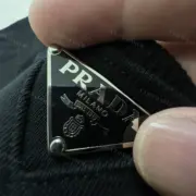 PRA 23FW 素色簡約 三角標小logo 鐵牌 大學T圓領衛衣長袖：圖片 13