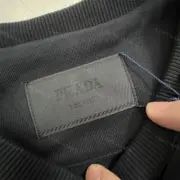 PRA 23FW 素色簡約 三角標小logo 鐵牌 大學T圓領衛衣長袖：圖片 16