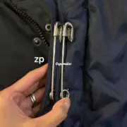 巴黎 BLC 24FW 雙面穿 刺繡小logo 別針 類羽絨棉服夾克外套 黑色/深藍色：圖片 8