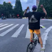 Palace 24SS Tri-OG Tee 後背三角徽章logo 短袖T恤：圖片 3