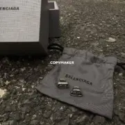 【現貨】【全套包裝】巴黎 BLC 雙B鎖扣BB字母 經典款 帶鑽 鈦鋼 耳環耳釘：圖片 9