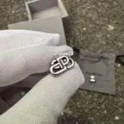 【現貨】【全套包裝】巴黎 BLC 雙B鎖扣BB字母 經典款 帶鑽 鈦鋼 耳環耳釘：圖片 10