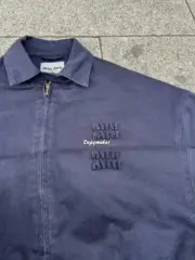 【現貨】M1U M1U 24FW 繆繆 字母貼布刺繡 水洗拉鍊夾克外套 內裏絲光棉 廓形：圖片 8
