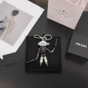 【現貨】PRA 22FW Saffiano 三角牌三角標徽章皮革 鑰匙圈鑰匙扣掛飾配件 黑色：圖片 3