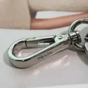 【現貨】PRA 22FW Saffiano 三角牌三角標徽章皮革 鑰匙圈鑰匙扣掛飾配件 黑色：圖片 10