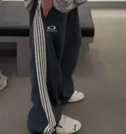 【預售】巴黎 BLC 25FW 單還圓環刺繡字母logo 五條槓織帶 長褲休閒褲棉褲衛褲 海軍藍：圖片 5