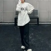 巴黎 BLC 24FW 歌德字母開裂印花 水洗破壞 長袖T恤衛衣大學T 冷白色：圖片 7