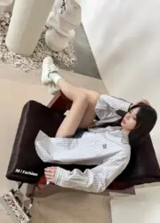 【過驗】M1U M1U 24SS 繆繆 貼布刺繡字母logo 條紋簡約長袖襯衫薄夾克 石灰岩色：圖片 6