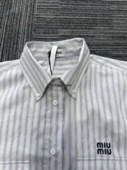 【過驗】M1U M1U 24SS 繆繆 貼布刺繡字母logo 條紋簡約長袖襯衫薄夾克 石灰岩色：圖片 8