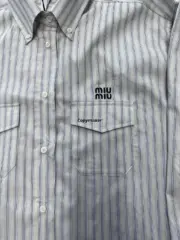 【過驗】M1U M1U 24SS 繆繆 貼布刺繡字母logo 條紋簡約長袖襯衫薄夾克 石灰岩色：圖片 9