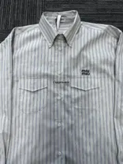 【過驗】M1U M1U 24SS 繆繆 貼布刺繡字母logo 條紋簡約長袖襯衫薄夾克 石灰岩色：圖片 10