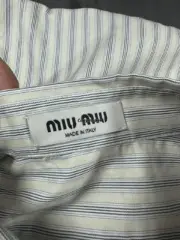 【過驗】M1U M1U 24SS 繆繆 貼布刺繡字母logo 條紋簡約長袖襯衫薄夾克 石灰岩色：圖片 11