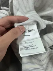 【過驗】M1U M1U 24SS 繆繆 貼布刺繡字母logo 條紋簡約長袖襯衫薄夾克 石灰岩色：圖片 12