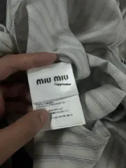 【過驗】M1U M1U 24SS 繆繆 貼布刺繡字母logo 條紋簡約長袖襯衫薄夾克 石灰岩色：圖片 13
