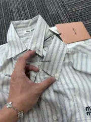 【過驗】M1U M1U 24SS 繆繆 貼布刺繡字母logo 條紋簡約長袖襯衫薄夾克 石灰岩色：圖片 17