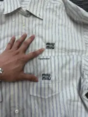【過驗】M1U M1U 24SS 繆繆 貼布刺繡字母logo 條紋簡約長袖襯衫薄夾克 石灰岩色：圖片 18