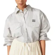 【過驗】M1U M1U 24SS 繆繆 貼布刺繡字母logo 條紋簡約長袖襯衫薄夾克 石灰岩色：圖片 3