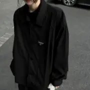 【預售】【過驗】PRA 21SS Saffiano 原廠三角牌三角標徽章皮革 胸針飾品墜飾 黑色：圖片 2