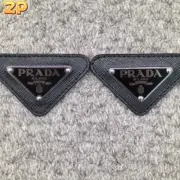 【預售】【過驗】PRA 21SS Saffiano 原廠三角牌三角標徽章皮革 胸針飾品墜飾 黑色：圖片 3