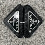 【預售】【過驗】PRA 21SS Saffiano 原廠三角牌三角標徽章皮革 胸針飾品墜飾 黑色：圖片 4