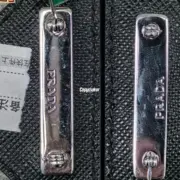 【預售】【過驗】PRA 21SS Saffiano 原廠三角牌三角標徽章皮革 胸針飾品墜飾 黑色：圖片 5