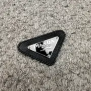 【預售】【過驗】PRA 21SS Saffiano 原廠三角牌三角標徽章皮革 胸針飾品墜飾 黑色：圖片 6