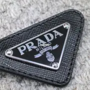 【預售】【過驗】PRA 21SS Saffiano 原廠三角牌三角標徽章皮革 胸針飾品墜飾 黑色：圖片 7