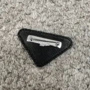 【預售】【過驗】PRA 21SS Saffiano 原廠三角牌三角標徽章皮革 胸針飾品墜飾 黑色：圖片 8