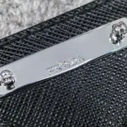 【預售】【過驗】PRA 21SS Saffiano 原廠三角牌三角標徽章皮革 胸針飾品墜飾 黑色：圖片 9