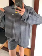 【現貨】M1U M1U 25FW 繆繆 刺繡小標logo 條紋 Polo衫長袖T恤 灰色：圖片 3