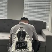 PALACE x PORTER 23FW 聯名 正面小ogo背後大印花 短袖T恤 深灰色：圖片 2