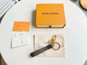 1V 22FW Monogram Logo 經典花紋 鑰匙圈 鑰匙扣：圖片 10