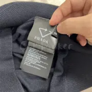 【現貨】【福利回饋】23SS 針織提花 字母logo 羊絨短袖T恤 深藍黑：圖片 7