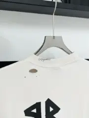 巴黎 BLC 24SS 秀款 膠帶 繃帶logo 水洗做舊 破壞 短袖T恤 石灰白：圖片 9