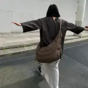 【現貨】LEMAIRE Soft Game Crossbody Bag  尼龍 牛角包流浪包可頌包側背包斜背包 大號：圖片 8