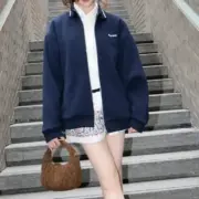 【預售】M1U M1U 25SS 繆繆 字母Logo刺繡 珠地棉 立領夾克外套校服夾克 藏青：圖片 4