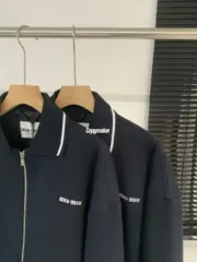 【預售】M1U M1U 25SS 繆繆 字母Logo刺繡 珠地棉 立領夾克外套校服夾克 藏青：圖片 6