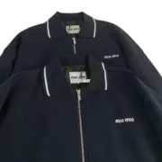【預售】M1U M1U 25SS 繆繆 字母Logo刺繡 珠地棉 立領夾克外套校服夾克 藏青：圖片 7