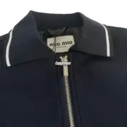 【預售】M1U M1U 25SS 繆繆 字母Logo刺繡 珠地棉 立領夾克外套校服夾克 藏青：圖片 8