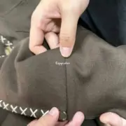 【預售】【過驗】1V x Tyler 24FW 聯名 字母刺繡 科技棉牛角扣十字繡夾克外套開衫 巧克力色：圖片 6