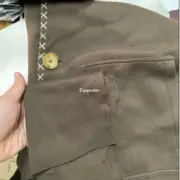 【預售】【過驗】1V x Tyler 24FW 聯名 字母刺繡 科技棉牛角扣十字繡夾克外套開衫 巧克力色：圖片 7