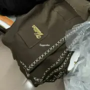 【預售】【過驗】1V x Tyler 24FW 聯名 字母刺繡 科技棉牛角扣十字繡夾克外套開衫 巧克力色：圖片 8