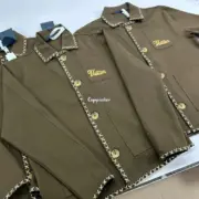 【預售】【過驗】1V x Tyler 24FW 聯名 字母刺繡 科技棉牛角扣十字繡夾克外套開衫 巧克力色：圖片 9