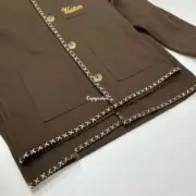 【預售】【過驗】1V x Tyler 24FW 聯名 字母刺繡 科技棉牛角扣十字繡夾克外套開衫 巧克力色：圖片 11