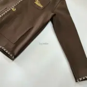 【預售】【過驗】1V x Tyler 24FW 聯名 字母刺繡 科技棉牛角扣十字繡夾克外套開衫 巧克力色：圖片 13