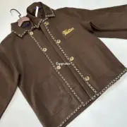 【預售】【過驗】1V x Tyler 24FW 聯名 字母刺繡 科技棉牛角扣十字繡夾克外套開衫 巧克力色：圖片 14