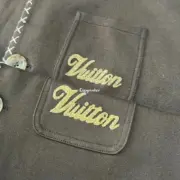 【預售】【過驗】1V x Tyler 24FW 聯名 字母刺繡 科技棉牛角扣十字繡夾克外套開衫 巧克力色：圖片 15