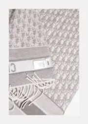 D1OR 滿印logo 雙面字母 經典款 純羊絨 圍巾 披肩 藍色/灰色：圖片 8