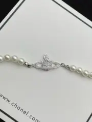 【現貨】Viv1enne Westwood Lucrece 帶鑽星球浮雕別針 珍珠手鍊手環 黃銅：圖片 3